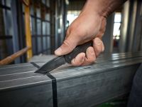 Нож MILWAUKEE HARDLINE Serrated выкидной с зазубренным лезвием 48221998